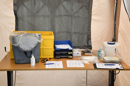 Eröffnung eines Corona-Drive-in auf dem Parkplatz vor dem Estrel-Hotel in Berlin