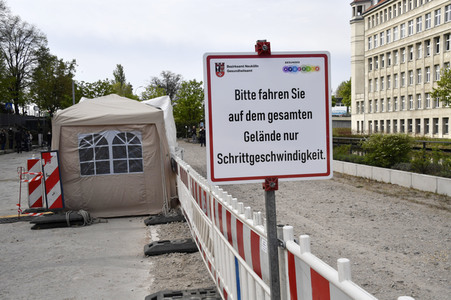 Eröffnung eines Corona-Drive-in auf dem Parkplatz vor dem Estrel-Hotel in Berlin
