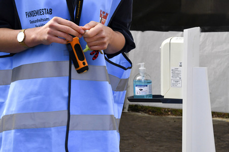 Eröffnung eines Corona-Drive-in auf dem Parkplatz vor dem Estrel-Hotel in Berlin