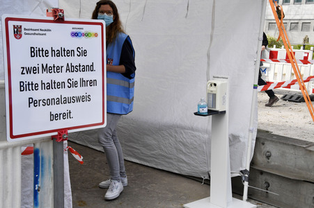 Eröffnung eines Corona-Drive-in auf dem Parkplatz vor dem Estrel-Hotel in Berlin