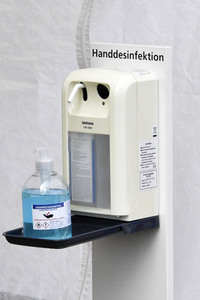 Eröffnung eines Corona-Drive-in auf dem Parkplatz vor dem Estrel-Hotel in Berlin