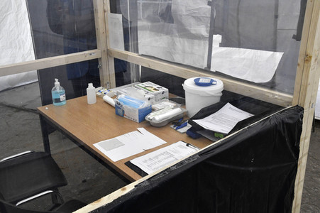 Eröffnung eines Corona-Drive-in auf dem Parkplatz vor dem Estrel-Hotel in Berlin