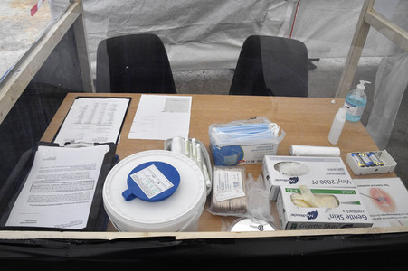 Eröffnung eines Corona-Drive-in auf dem Parkplatz vor dem Estrel-Hotel in Berlin