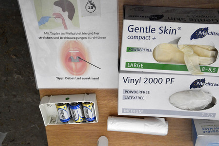 Eröffnung eines Corona-Drive-in auf dem Parkplatz vor dem Estrel-Hotel in Berlin