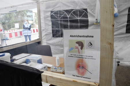 Eröffnung eines Corona-Drive-in auf dem Parkplatz vor dem Estrel-Hotel in Berlin