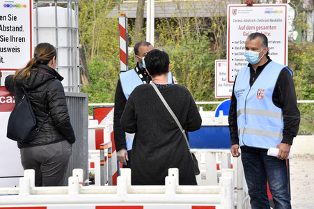 Eröffnung eines Corona-Drive-in auf dem Parkplatz vor dem Estrel-Hotel in Berlin
