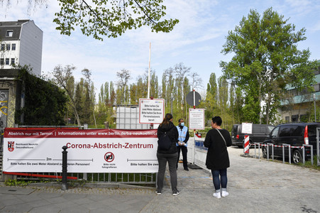Eröffnung eines Corona-Drive-in auf dem Parkplatz vor dem Estrel-Hotel in Berlin