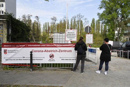 Eröffnung eines Corona-Drive-in auf dem Parkplatz vor dem Estrel-Hotel in Berlin