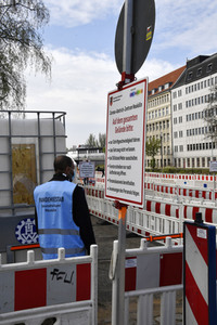 Eröffnung eines Corona-Drive-in auf dem Parkplatz vor dem Estrel-Hotel in Berlin