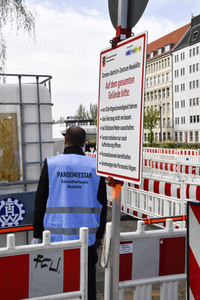 Eröffnung eines Corona-Drive-in auf dem Parkplatz vor dem Estrel-Hotel in Berlin