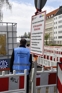 Eröffnung eines Corona-Drive-in auf dem Parkplatz vor dem Estrel-Hotel in Berlin