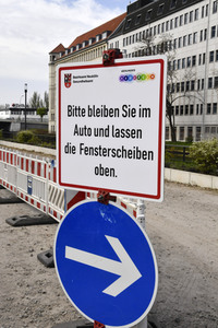 Eröffnung eines Corona-Drive-in auf dem Parkplatz vor dem Estrel-Hotel in Berlin