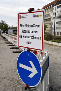Eröffnung eines Corona-Drive-in auf dem Parkplatz vor dem Estrel-Hotel in Berlin