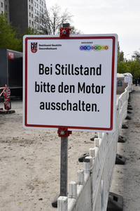 Eröffnung eines Corona-Drive-in auf dem Parkplatz vor dem Estrel-Hotel in Berlin