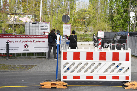 Eröffnung eines Corona-Drive-in auf dem Parkplatz vor dem Estrel-Hotel in Berlin