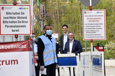 Eröffnung eines Corona-Drive-in auf dem Parkplatz vor dem Estrel-Hotel in Berlin