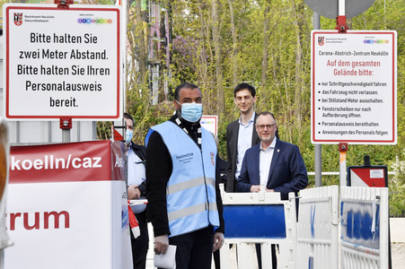 Eröffnung eines Corona-Drive-in auf dem Parkplatz vor dem Estrel-Hotel in Berlin