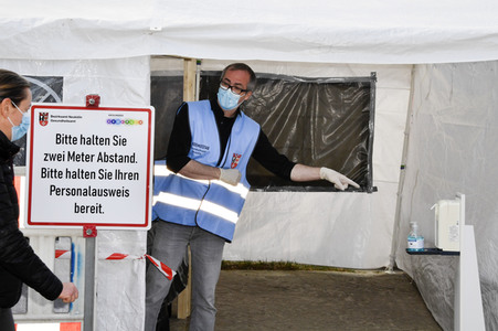 Eröffnung eines Corona-Drive-in auf dem Parkplatz vor dem Estrel-Hotel in Berlin