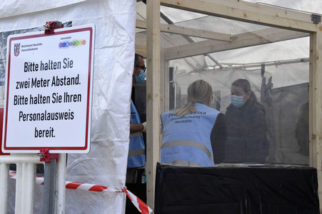Eröffnung eines Corona-Drive-in auf dem Parkplatz vor dem Estrel-Hotel in Berlin