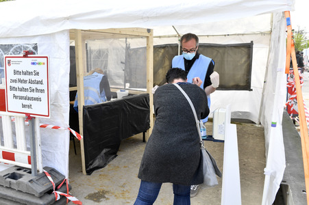 Eröffnung eines Corona-Drive-in auf dem Parkplatz vor dem Estrel-Hotel in Berlin