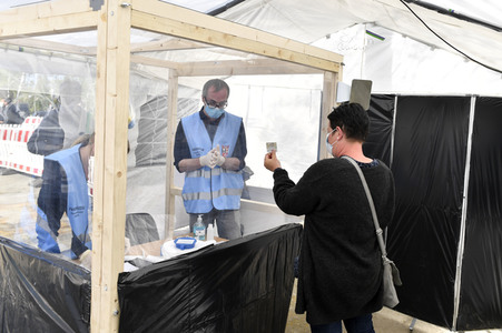 Eröffnung eines Corona-Drive-in auf dem Parkplatz vor dem Estrel-Hotel in Berlin