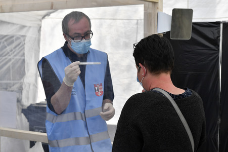 Eröffnung eines Corona-Drive-in auf dem Parkplatz vor dem Estrel-Hotel in Berlin