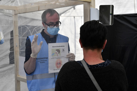 Eröffnung eines Corona-Drive-in auf dem Parkplatz vor dem Estrel-Hotel in Berlin