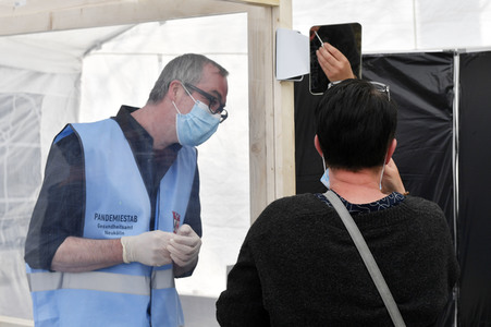 Eröffnung eines Corona-Drive-in auf dem Parkplatz vor dem Estrel-Hotel in Berlin