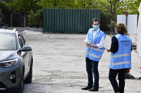 Eröffnung eines Corona-Drive-in auf dem Parkplatz vor dem Estrel-Hotel in Berlin