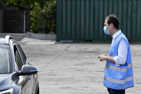 Eröffnung eines Corona-Drive-in auf dem Parkplatz vor dem Estrel-Hotel in Berlin