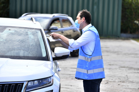 Eröffnung eines Corona-Drive-in auf dem Parkplatz vor dem Estrel-Hotel in Berlin