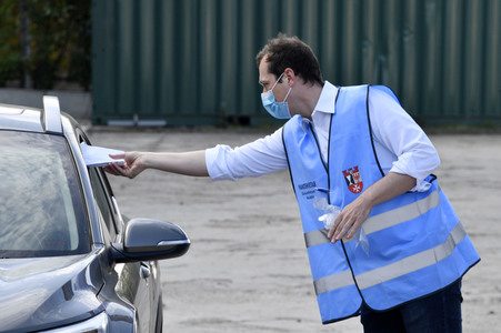 Eröffnung eines Corona-Drive-in auf dem Parkplatz vor dem Estrel-Hotel in Berlin
