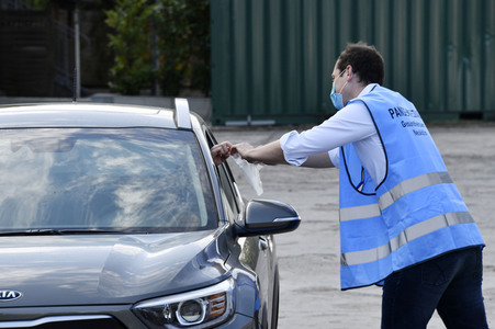 Eröffnung eines Corona-Drive-in auf dem Parkplatz vor dem Estrel-Hotel in Berlin