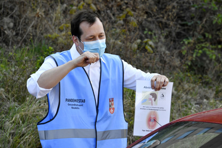 Eröffnung eines Corona-Drive-in auf dem Parkplatz vor dem Estrel-Hotel in Berlin