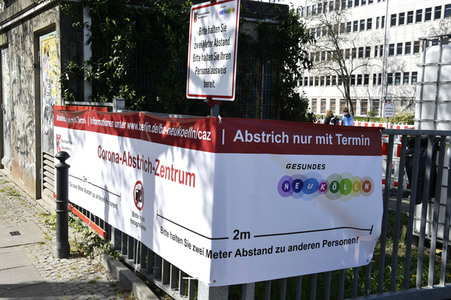 Eröffnung eines Corona-Drive-in auf dem Parkplatz vor dem Estrel-Hotel in Berlin