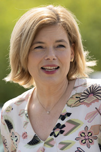 Julia Klöckner besichtigt Wald-Wiederaufforstungsfläche in Rehberg