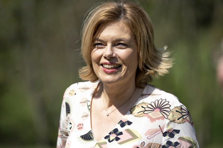 Julia Klöckner besichtigt Wald-Wiederaufforstungsfläche in Rehberg