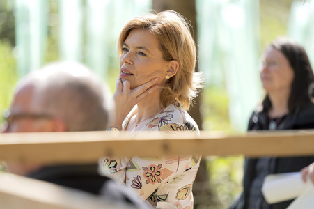 Julia Klöckner besichtigt Wald-Wiederaufforstungsfläche in Rehberg