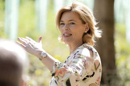 Julia Klöckner besichtigt Wald-Wiederaufforstungsfläche in Rehberg