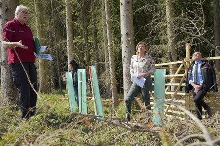 Julia Klöckner besichtigt Wald-Wiederaufforstungsfläche in Rehberg