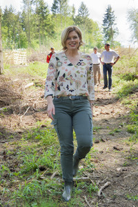 Julia Klöckner besichtigt Wald-Wiederaufforstungsfläche in Rehberg