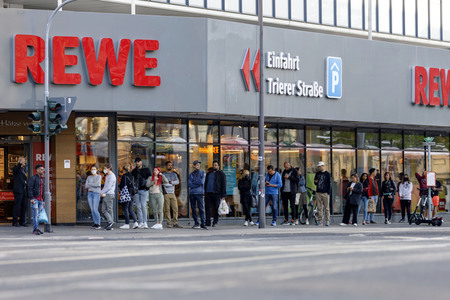 Symbolfoto Schlangestehen