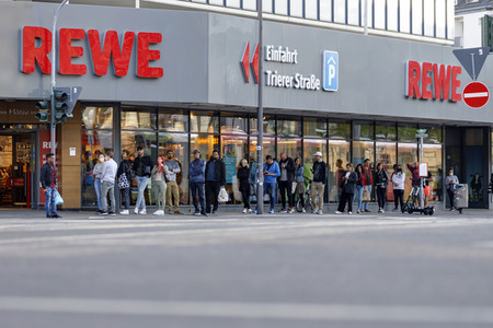 Symbolfoto Schlangestehen