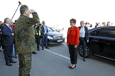Bundeswehr transportiert Schutzmasken von China nach Leipzig