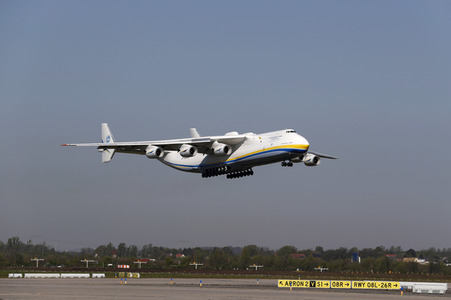 Bundeswehr transportiert Schutzmasken von China nach Leipzig