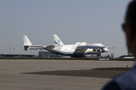 Bundeswehr transportiert Schutzmasken von China nach Leipzig