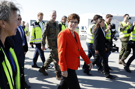 Bundeswehr transportiert Schutzmasken von China nach Leipzig