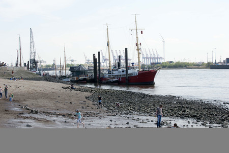 Niedrigwasser der Elbe in Hamburg