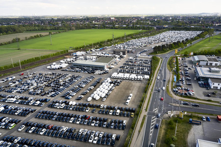 Symbolfoto Neuwagen Auslieferungslager