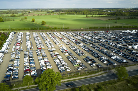Symbolfoto Neuwagen Auslieferungslager